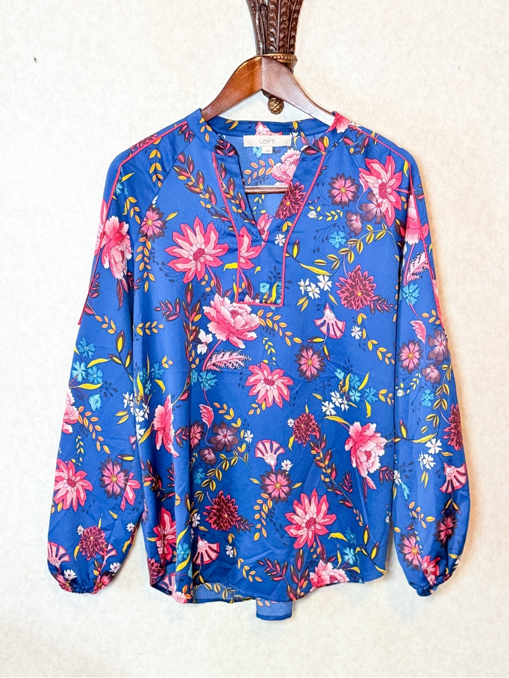 LOFT Blue Floral Blouse L Long Sleeve Red Trim V-Neck Boho Tunic Preppy Resort - Picture 2 of 8